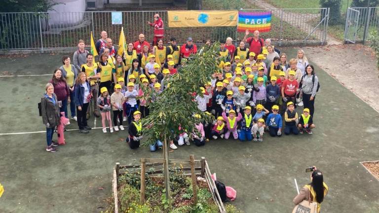 Otroci pobirali odpadke, ki so jih za sabo pustili odrasli