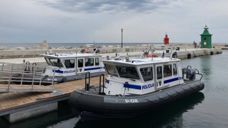 Pri Izoli s potapljajoče jadrnice rešili posadko