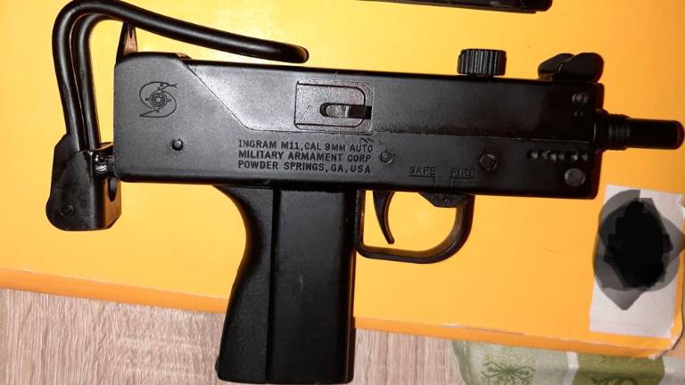 Na domu skrival prepovedano orožje in sumljive snovi