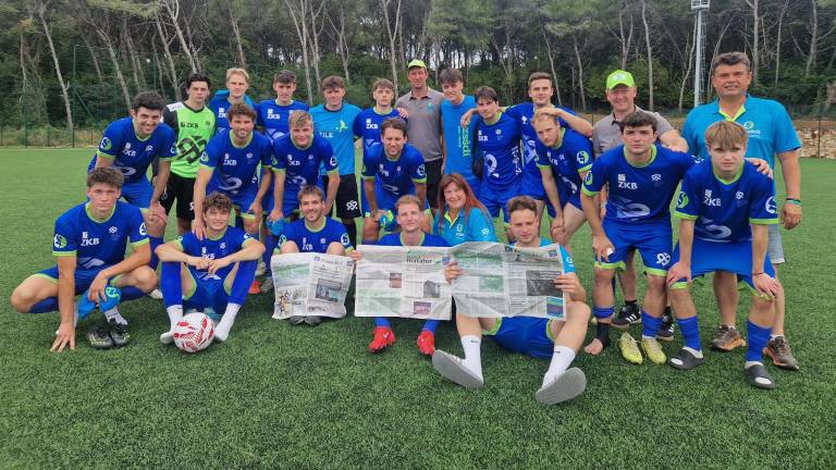 Nogometna reprezentanca Slovencev v Italiji po tekmi proti hrvaškim Srbom (JNG)