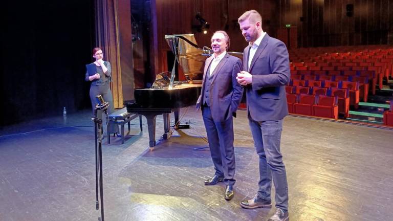 Z opero sprehod po Prešernovi poeziji