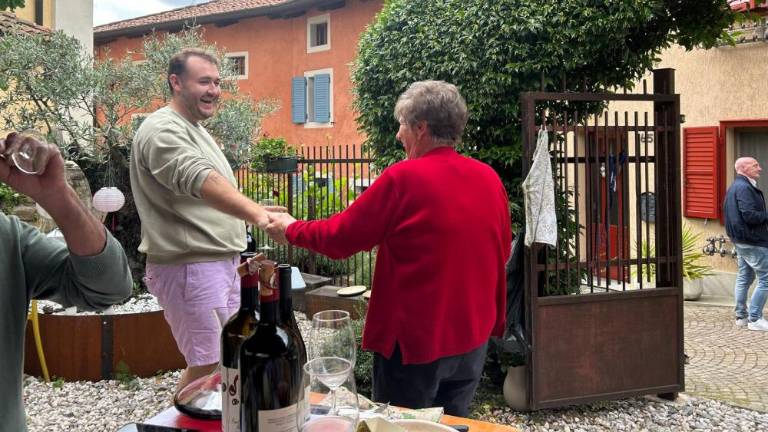 Bil je že na varnem, a se je vrnil po 83-letno sosedo