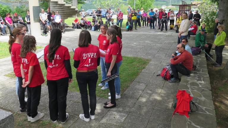 Pohod ob prvem maju povezal Brda