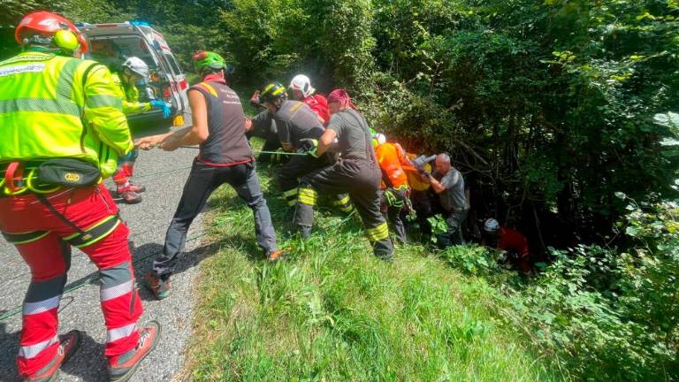 Traktor obtičal v grmičevju, voznika vrglo v grapo