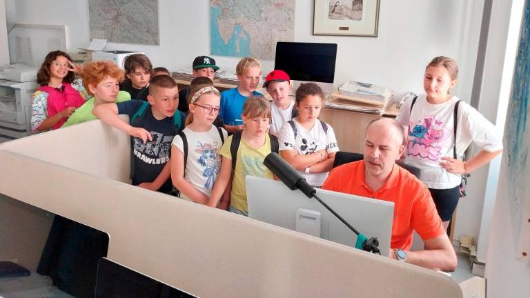 Doberdobski učenci na učni uri novinarstva
