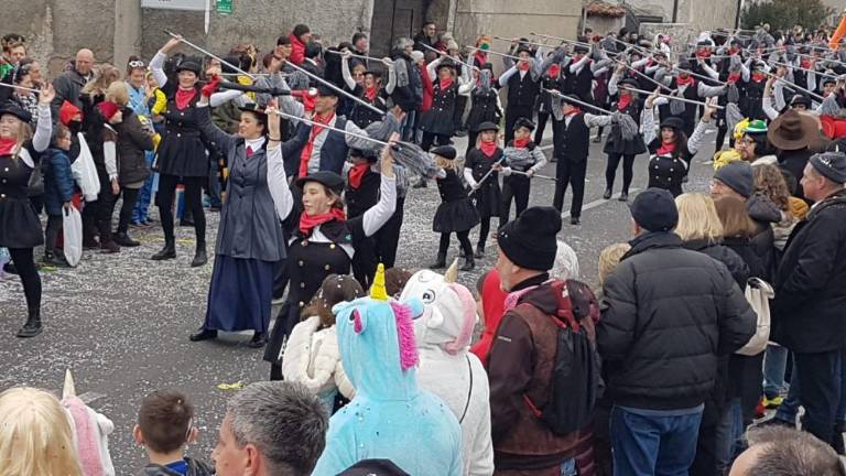 Pisana, razposajena, množična