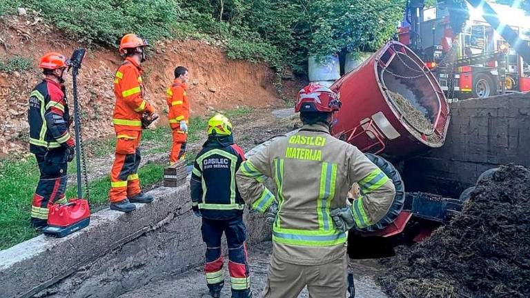 Traktor zmečkal 30-letnega voznika