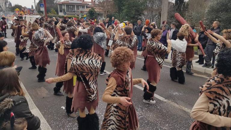 Pisana, razposajena, množična