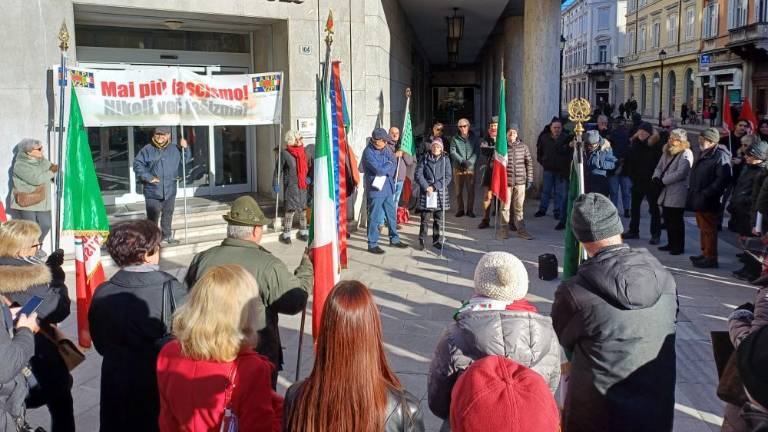 Decima Mas z vencem na občini, protest antifašistov na Korzu