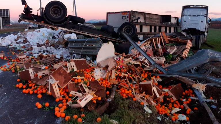 Tovornjak izgubil tovor pomaranč