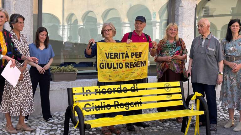 V Gorici odkrili rumeno klop v spomin na Giulia Regenija