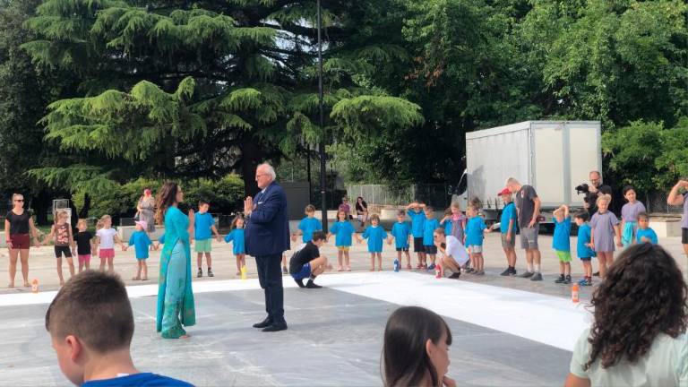 Vitruvijska ženska nagovarja k miru in sožitju (foto)