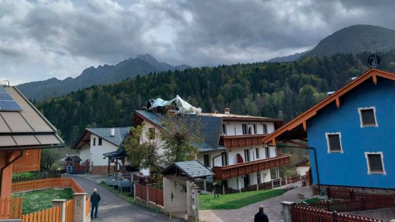 Orkanski jugo na Višarjah povzroča v dolini hude težave