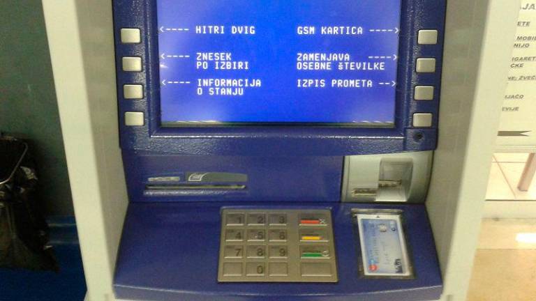 Na bankomatih skupno ukradel 3000 evrov
