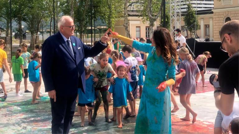 Vitruvijska ženska nagovarja k miru in sožitju (foto)