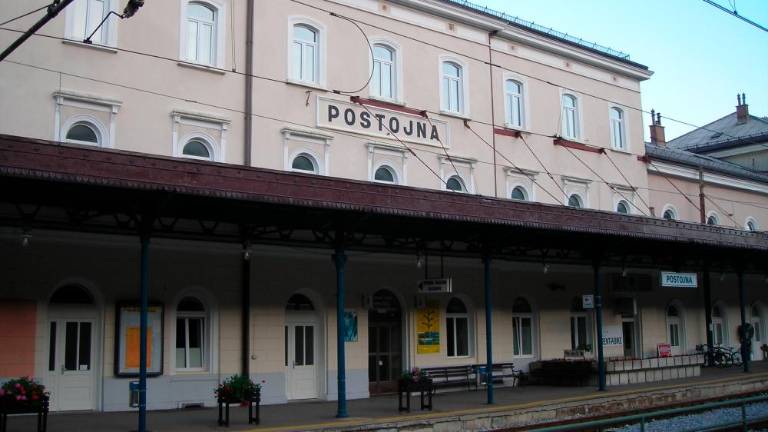 V Postojni nesreča vagona cisterne, ki je prevažal dizelsko gorivo