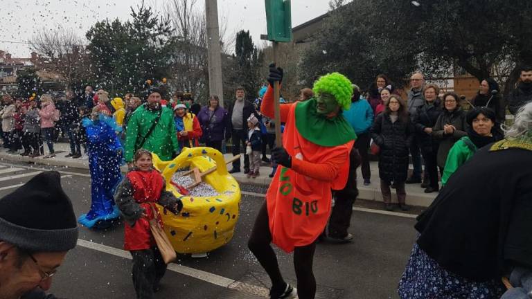 Pisana, razposajena, množična