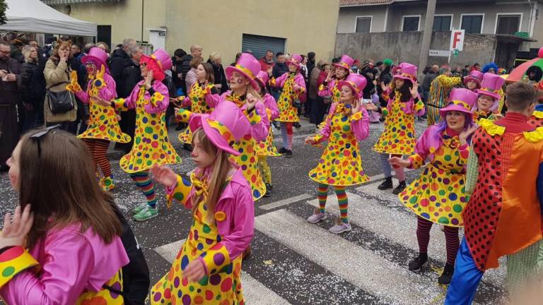 Pisana, razposajena, množična