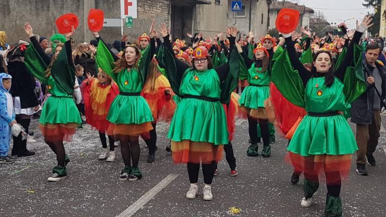 Pisana, razposajena, množična