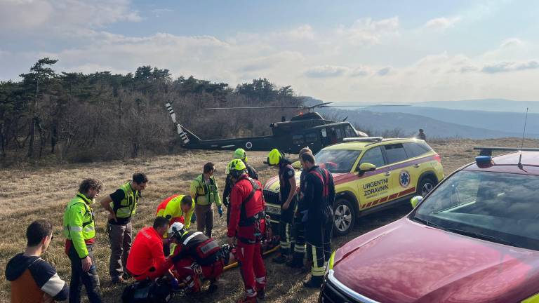 Na Malem Krasu čezmejno reševanje jadralnega padalca