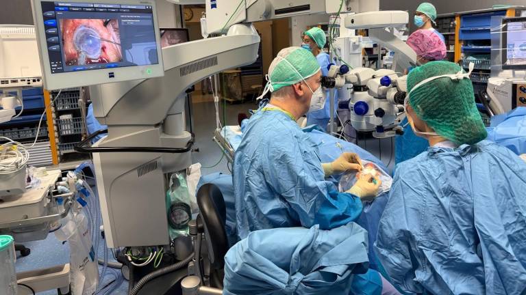 V oko so vsadili umetno roženico