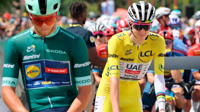 Pogačar pred startom današnje etape vpleten v bizarno nesrečo