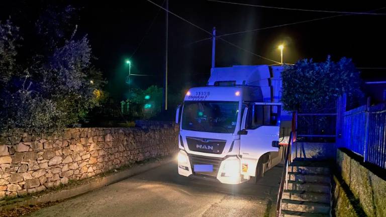 V Sesljanu se je ponoči zagozdil (poslednji) tovornjak