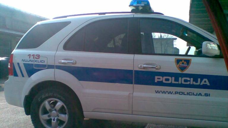 Koprski policisti iščejo avtomobil bele barve