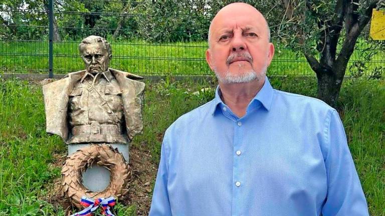 Zmago Jelinčič pripeljal Titov kip v Žusterno in ga obrnil proti Trstu