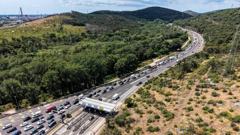 Zaradi močno zgoščenega prometa na avtocesti A4 vozi varnostni avtomobil