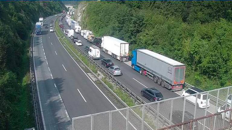 Na primorski avtocesti gost promet in zastoji