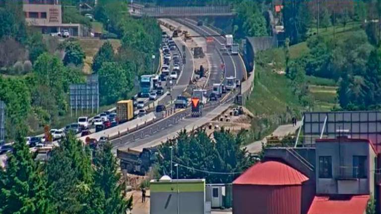 Na primorski in štajerski avtocesti so dopoldne nastajale dolge kolone
