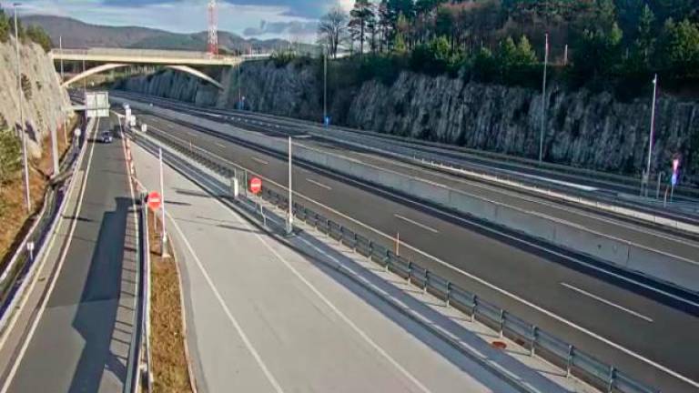 Na primorski avtocesti so zaradi močne burje zaprli odsek med priključkoma Kastelec in Kozina