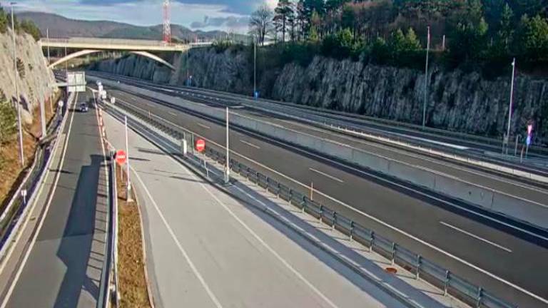 Na primorski avtocesti so zaradi močne burje zaprli odsek med priključkoma Kastelec in Kozina