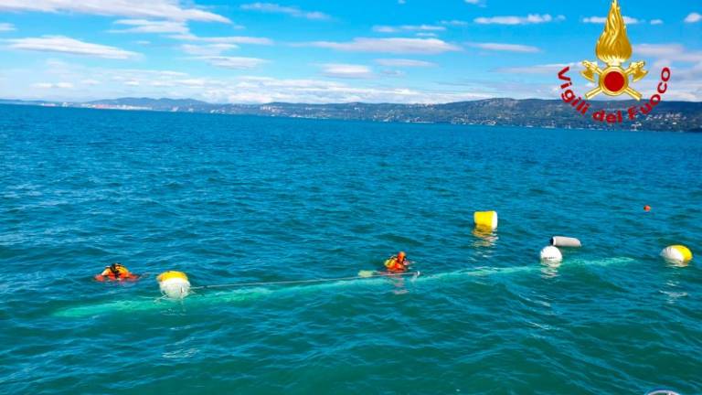 Z dna morja odstranili 30-metrski jambor tekmovalca Barcolane (foto)