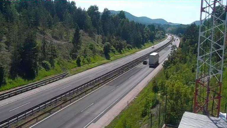 Po jutranjih zastojih se je promet po Sloveniji normaliziral