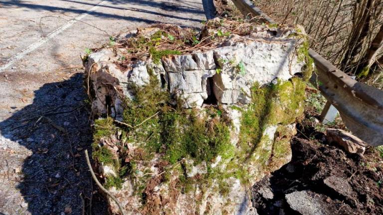 Zaradi skale na cesti za Matajur več zaselkov odrezanih od sveta