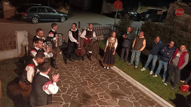 Avseniki navdušili sredi Sovodenj