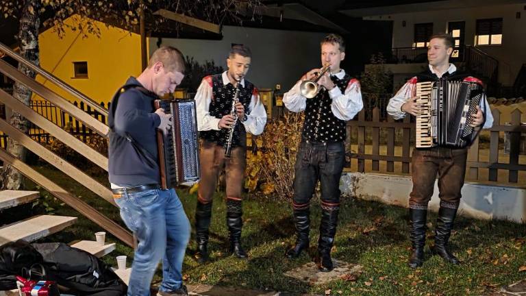 Avseniki navdušili sredi Sovodenj