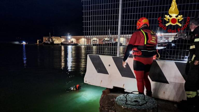 Gasilci v morju iščejo pogrešano osebo