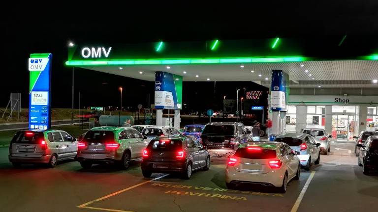 Od polnoči v Sloveniji bencin in dizel precej cenejša