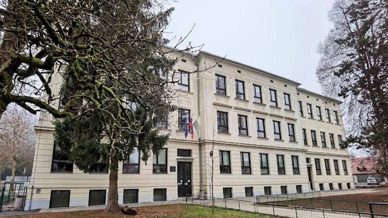 Več šol in vrtcev dobilo po elektronski pošti sporočilo z grožnjami