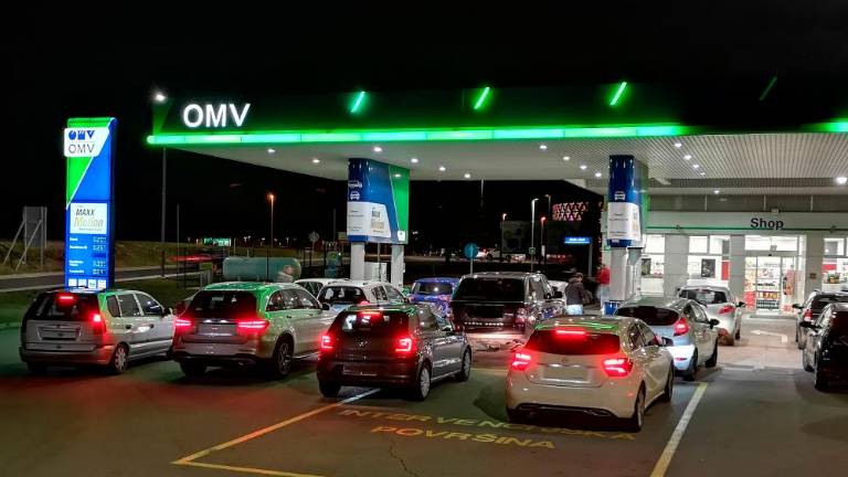 Opolnoči v Sloveniji pocenitev dizla in bencina