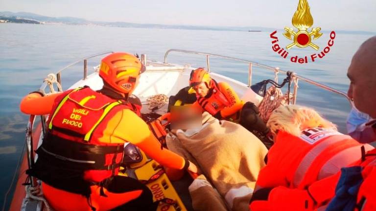 Na plaži Pri čupah reševali poškodovanega moškega