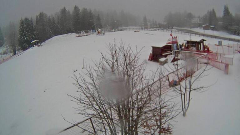 V FJK močno sneži tudi v nižjih gorskih predelih (foto)