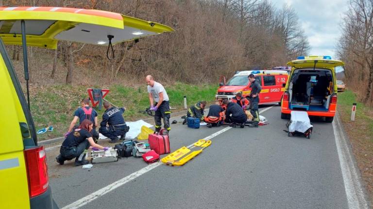 Pri Topolcu umrl 26-letni motorist, sopotnica hudo poškodovana