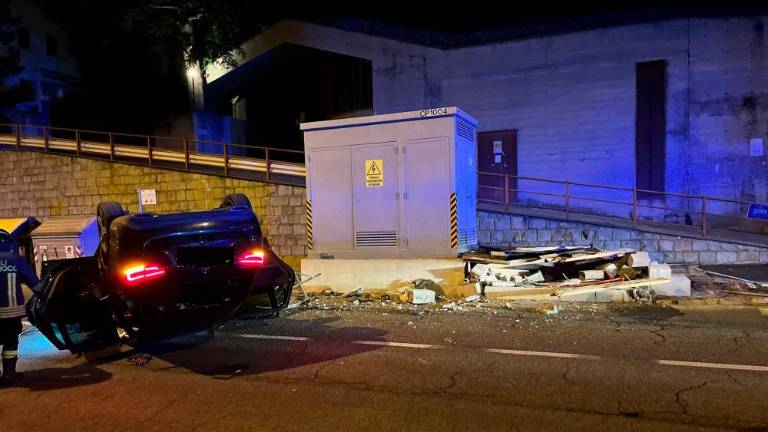 Na Furlanski cesti po trčenju avtomobil pristal na strehi