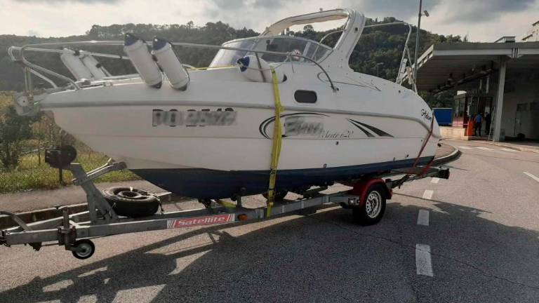 Prikolico preobremenil skoraj za tono