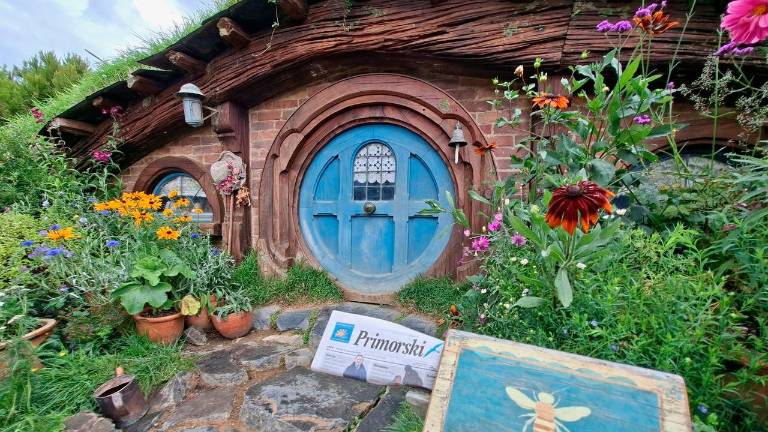 Naši neutrudni raznašalci dostavljajo dnevnik tudi v deželi hobitov <i>(Mitja Tretjak)</i>