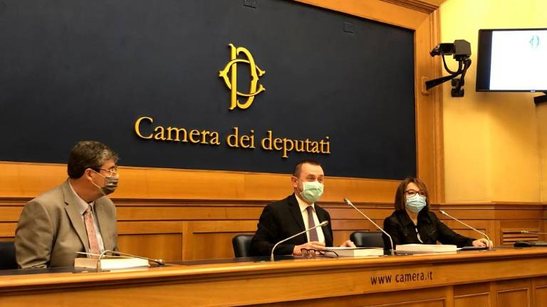 Težavno delo manjšinskih poslancev v časih nasilne italijanizacije